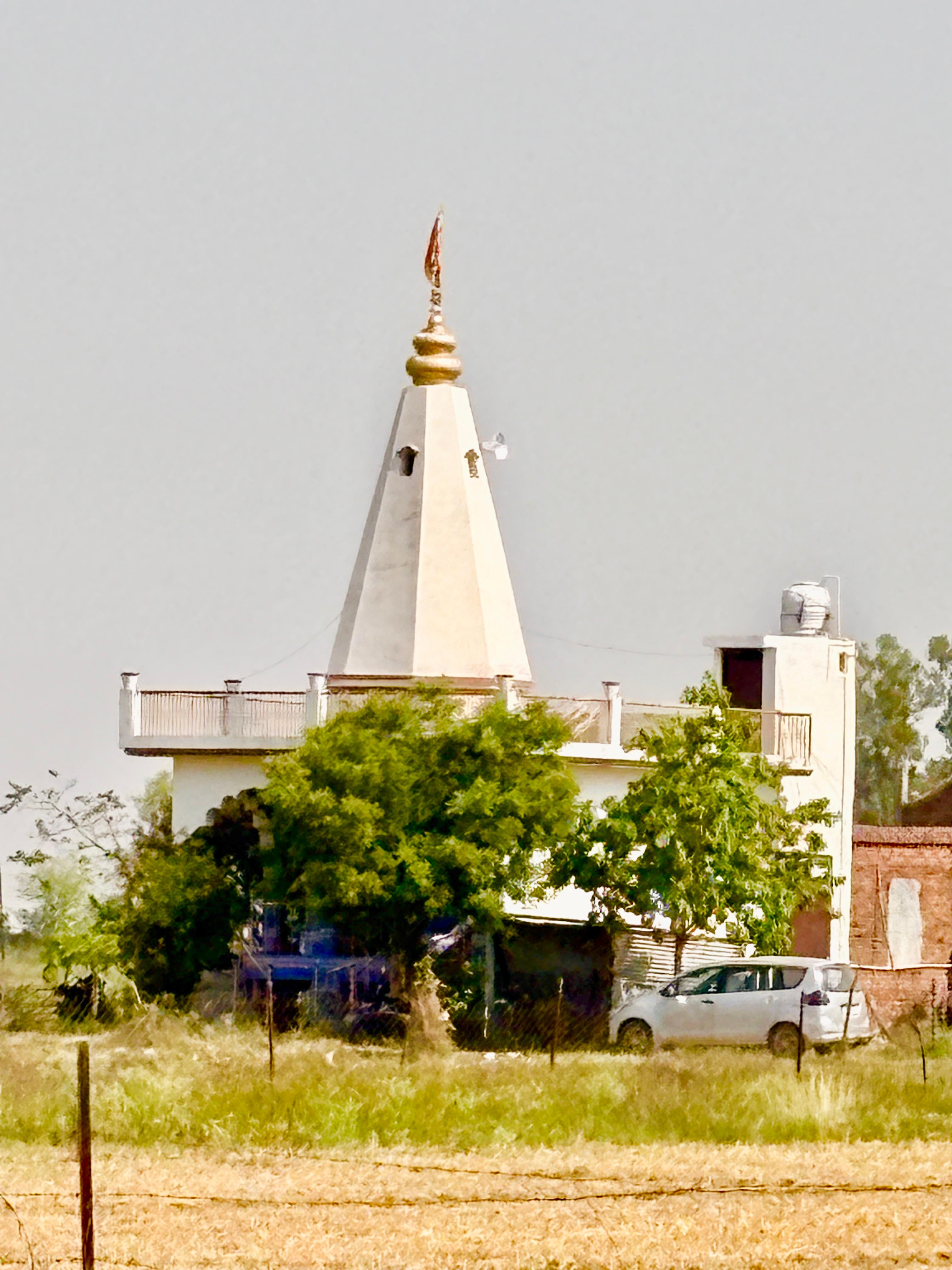जमुना देवी कॉलेज के पास 25*50 sqft का प्लॉट 