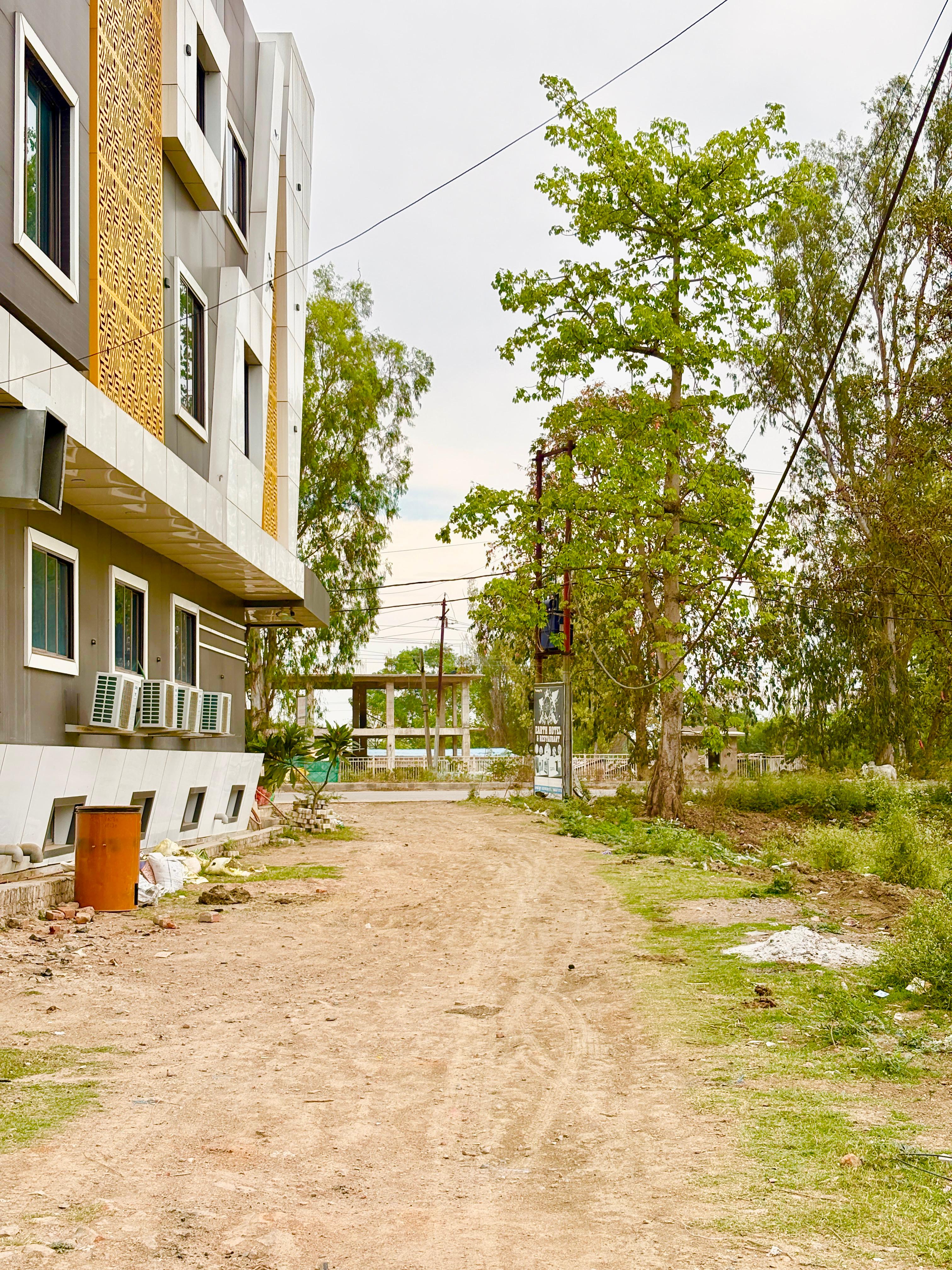 Earth रेस्टोरेंट से लगा हुआ 30*55 sqft 