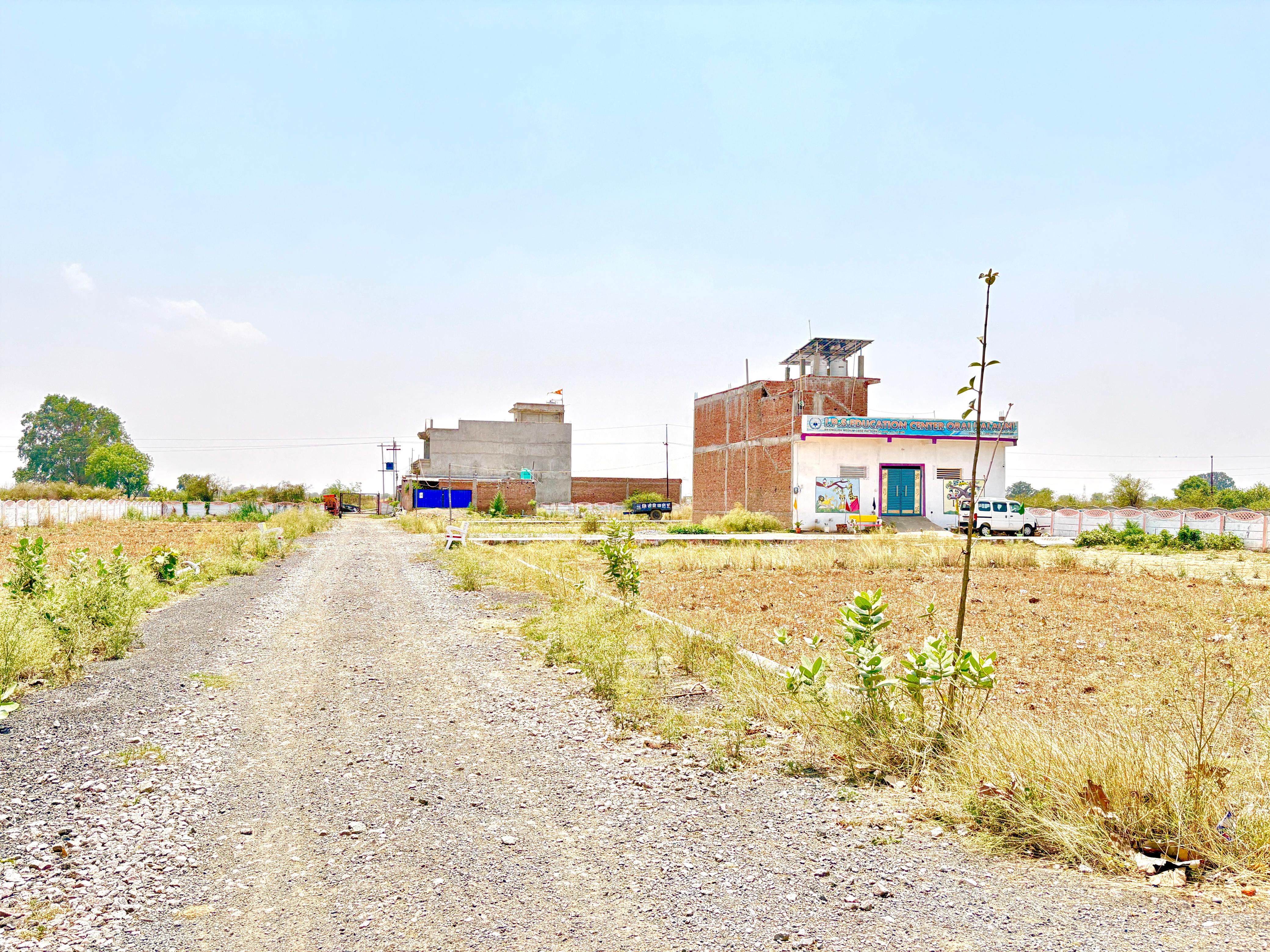 कृष्ण रिसोर्ट रेस्टोरेंट के सामने 20X50 फीट का प्लॉट 
