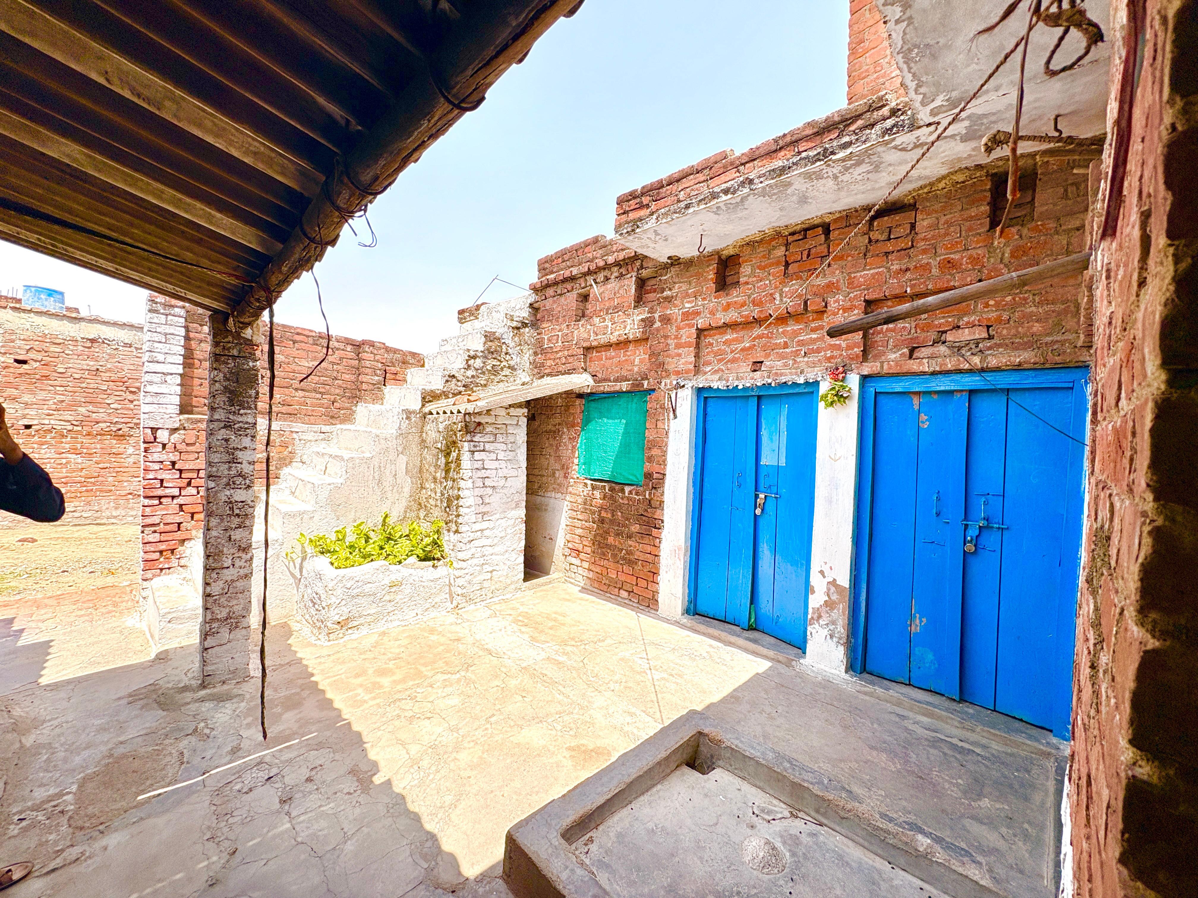 30X30 का मकान झांसी रोड उमरार खेड़ा में